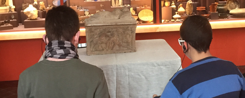 Deux auditeurs de l'audiodescription d'un objet proposé au musée Bargoin.