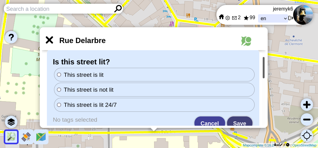 La carte de MapComplete présente des rues colorées en jaune ou en gris pour indiquer si celles-ci sont éclairées ou non. Un formulaire s'affiche au-dessus de la rue sélectionnée et permet d'indiquer si la rue est éclairée en proposant trois réponses: est éclairée, n'est pas éclairée, est éclairée 24/7.
