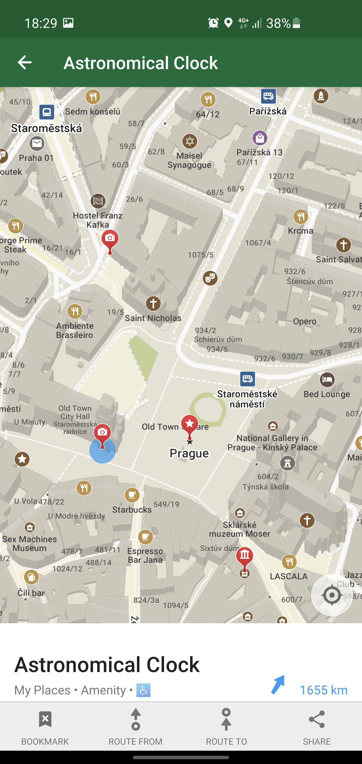 L'interface d'Organic Maps présente une carte topographique de Prague. De nombreux points d'intérêt sont affichés sur la carte. Un point d'intérêt est sélectionné, et un encart en bas de l'écran indique sa distance et son orientation relative à la position de l'utilisateur. Une icône indique également son accessibilité.